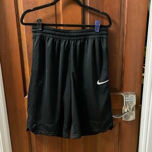 Men’s medium black basketball shorts dri fit